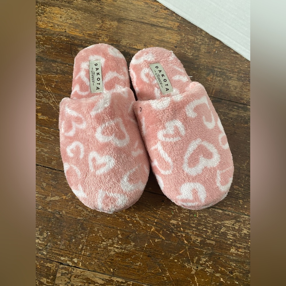 Dakota Fleece Pink Heart Pattern Slippers size M 7/8